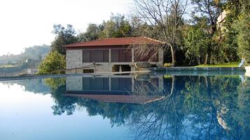 Kolam renang terbuka bermusim