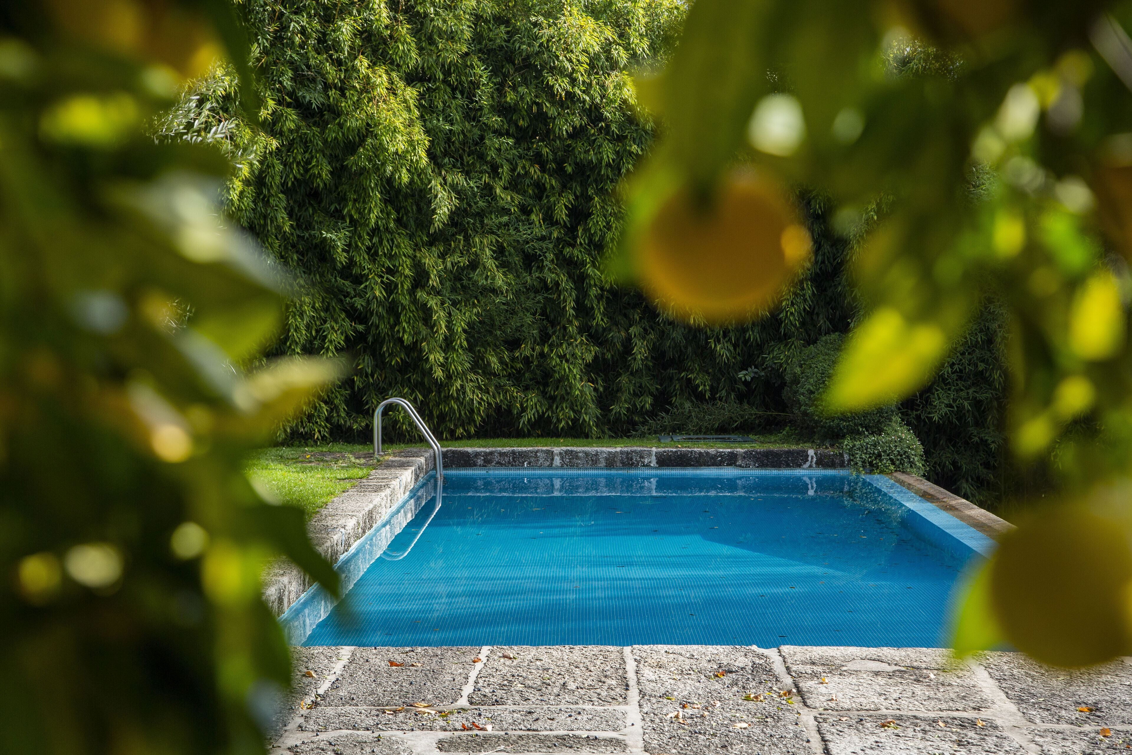 Una piscina al aire libre de temporada