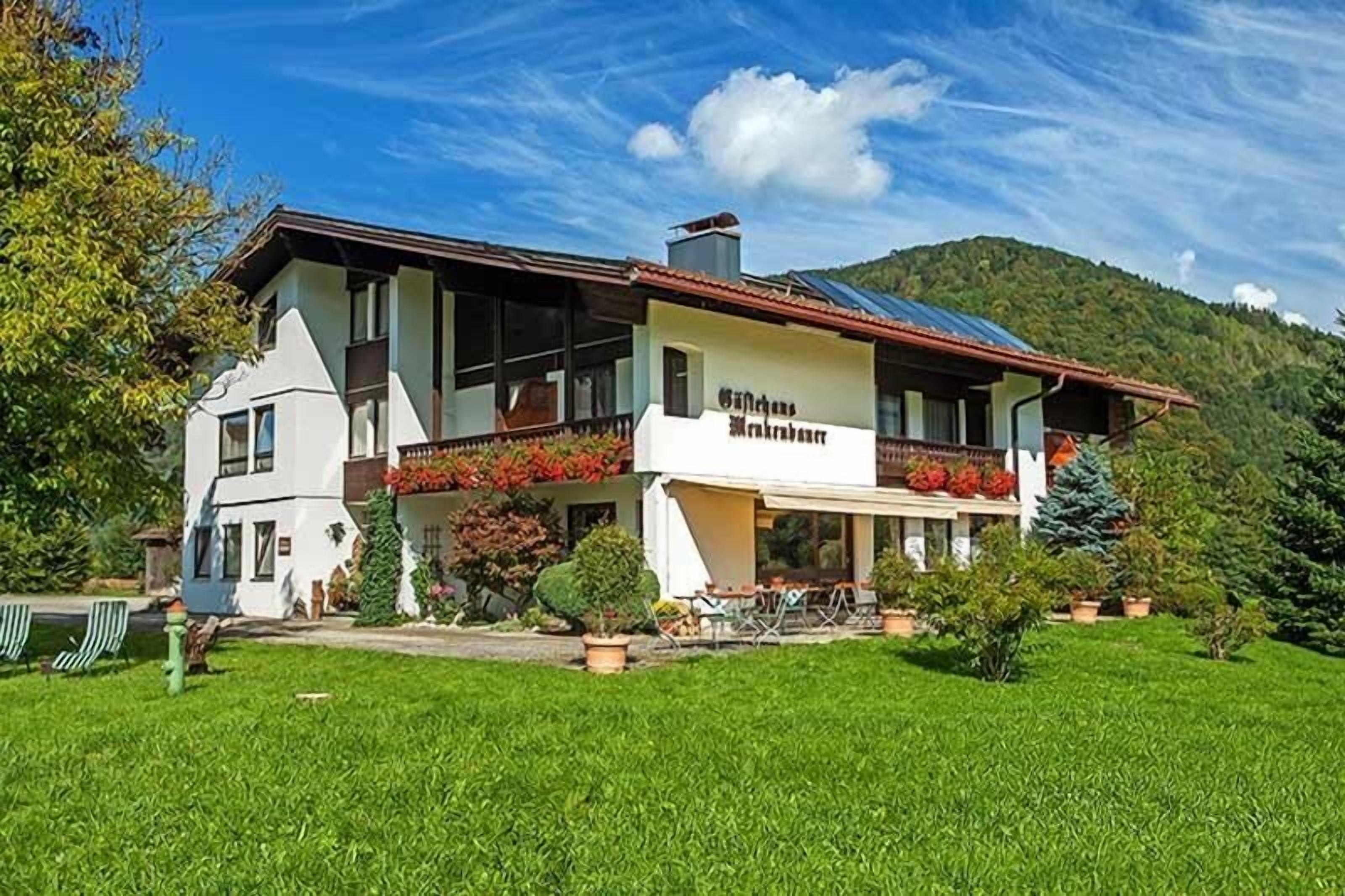 Un immeuble de deux étages doté d’un balcon et d’une enseigne sur laquelle on peut lire « Gästehaus ».
