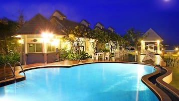 Outdoor pool, pool umbrellas, sun loungers