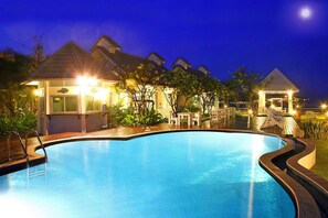Kolam renang outdoor, dengan payung kolam renang dan kursi berjemur
