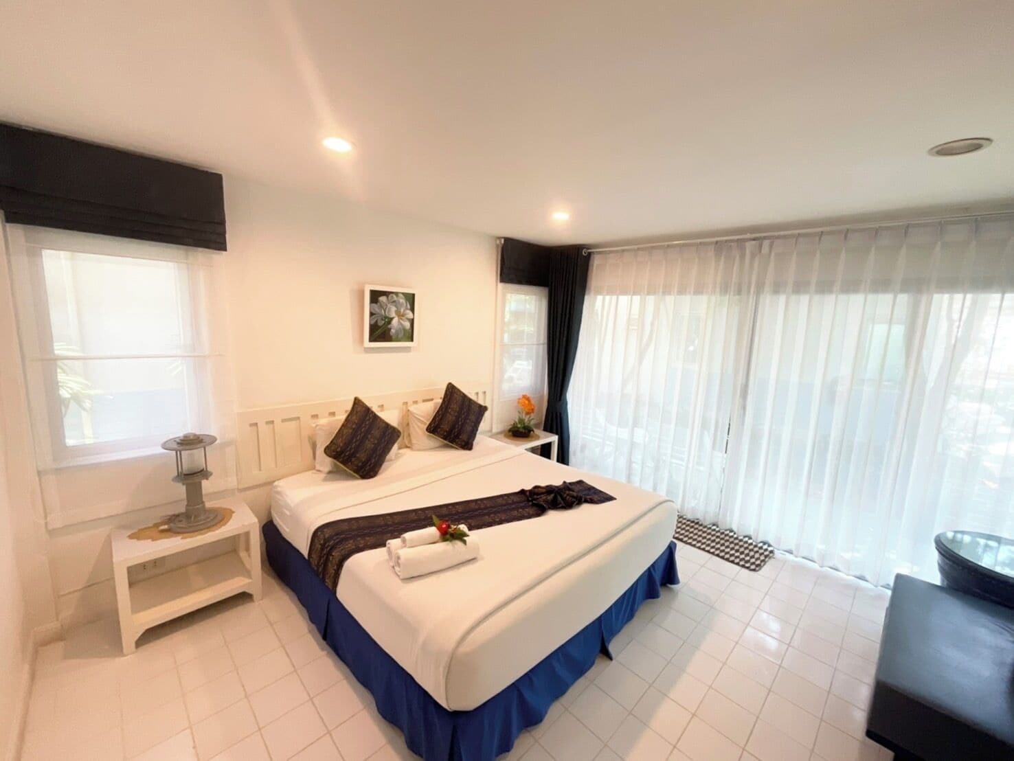 Minibar, escritorio, cortinas blackout y wifi gratis 