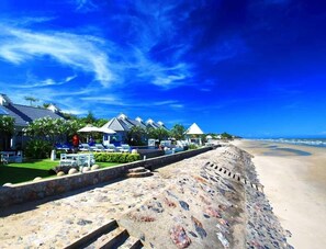 Yksityinen ranta, ilmaisia rantacabañoita, aurinkotuoleja