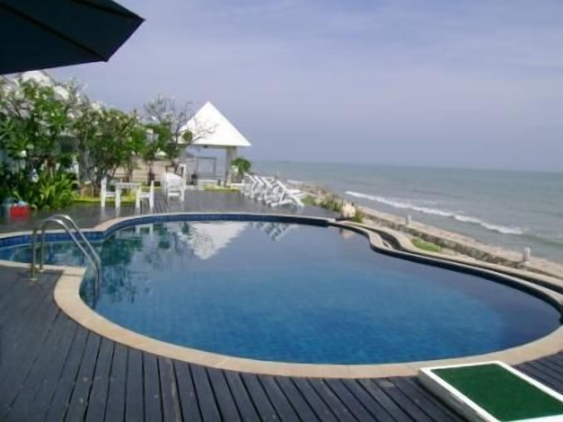 Piscina externa, guarda-sóis, espreguiçadeiras