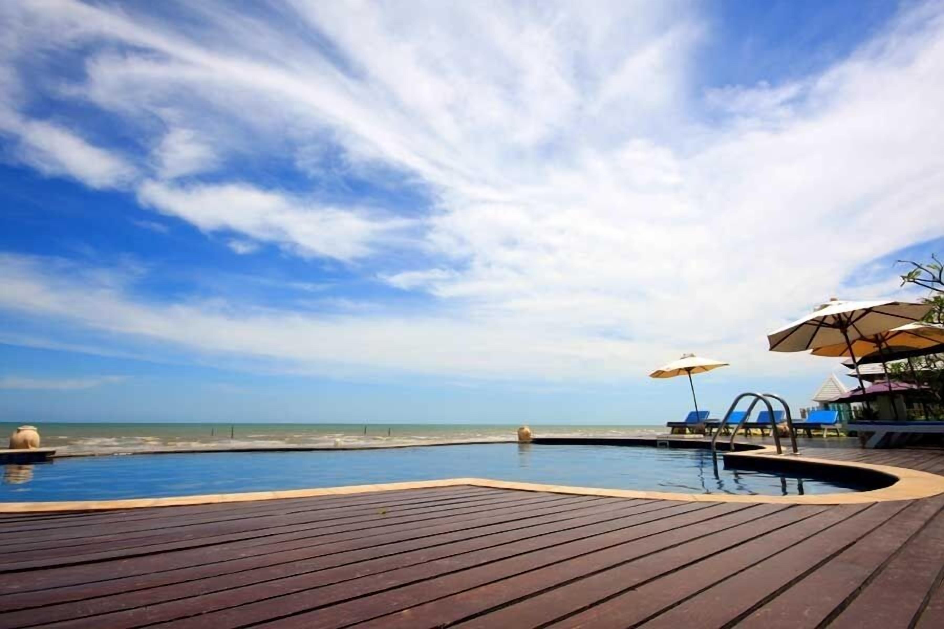 Piscine extérieure, parasols de plage, chaises longues