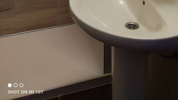 Habitació doble superior, 1 llit doble, balcó, vistes a la ciutat | Bany | Articles de tocador respectuosos amb el medi ambient