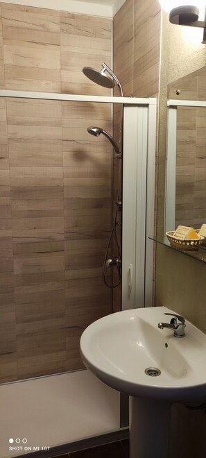 Superior Double Room, 1 Double Bed, Balcony, City View | Bathroom