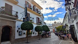 A cobblestone street with a hotel named "Hostal Marques de Zahara" and a sign for "Cerveceria el Gallo". - Hostal Marqués de Zahara (Zahara de la Sierra)