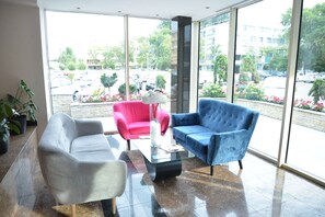 Coin salon dans le hall