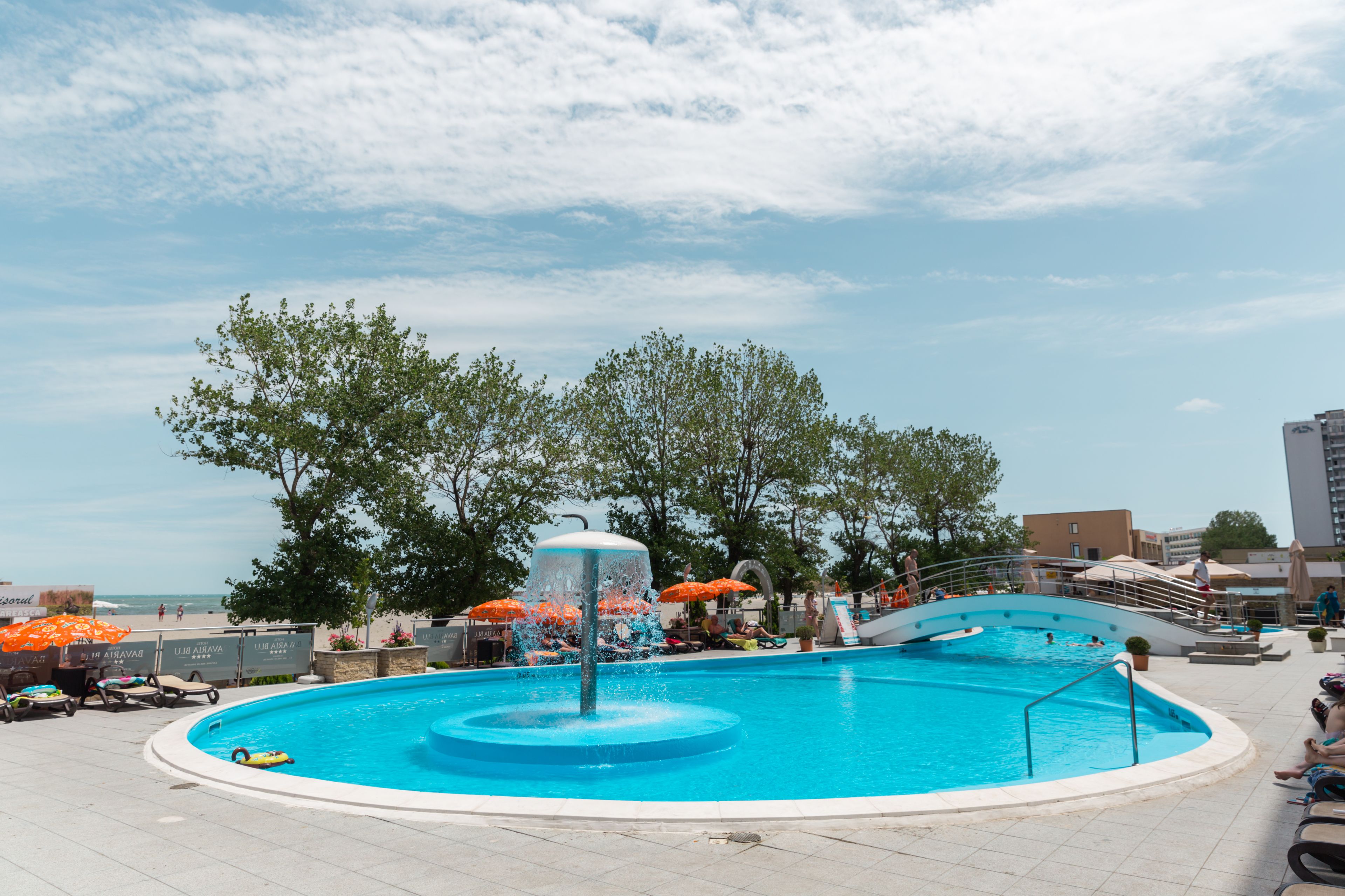 Udendørs pool, åben fra kl. 08.00 til kl. 20.00, parasoller, liggestole