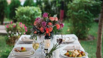 Breakfast and dinner served, international cuisine