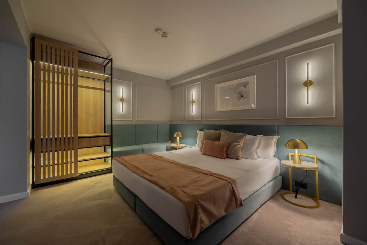 Superior Room, Balcony | 1 bilik tidur, bar mini, peti besi dalam bilik, meja