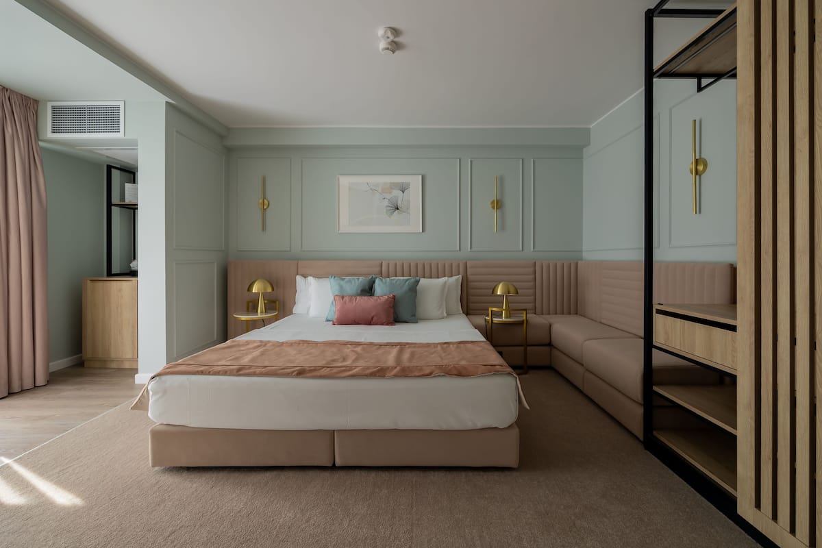 Superior Room, Balcony | 1 bilik tidur, bar mini, peti besi dalam bilik, meja