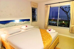 Beachfront Villa | ミニバー、デスク、遮光カーテン、可動式ベッド