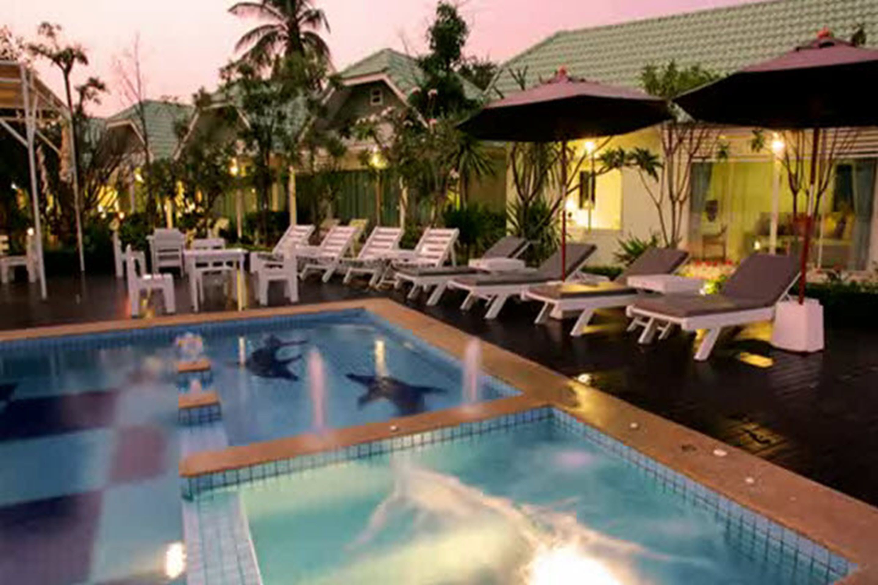 Outdoor pool, pool umbrellas, sun loungers