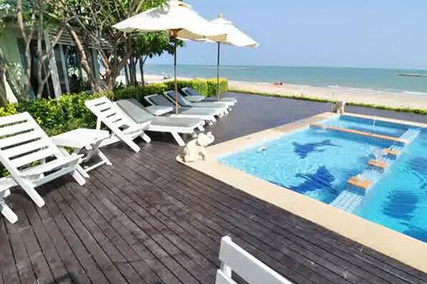 Utendørsbasseng, bassengparasoller og solsenger