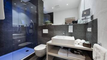 Superior Double Room, 1 Queen Bed, Balcony, Mountain View | Bathroom | Free toiletries, hair dryer, bathrobes, towels