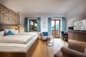 Quarto casal superior, 1 cama Queen, sacada, vista para a montanha | Roupas de cama premium, edredons de pluma, cofres nos quartos