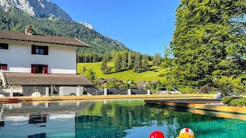 Piscine extérieure (ouverte en saison), chaises longues
