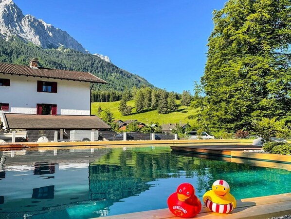 Piscina externa sazonal, funciona das 7h às 20h, espreguiçadeiras