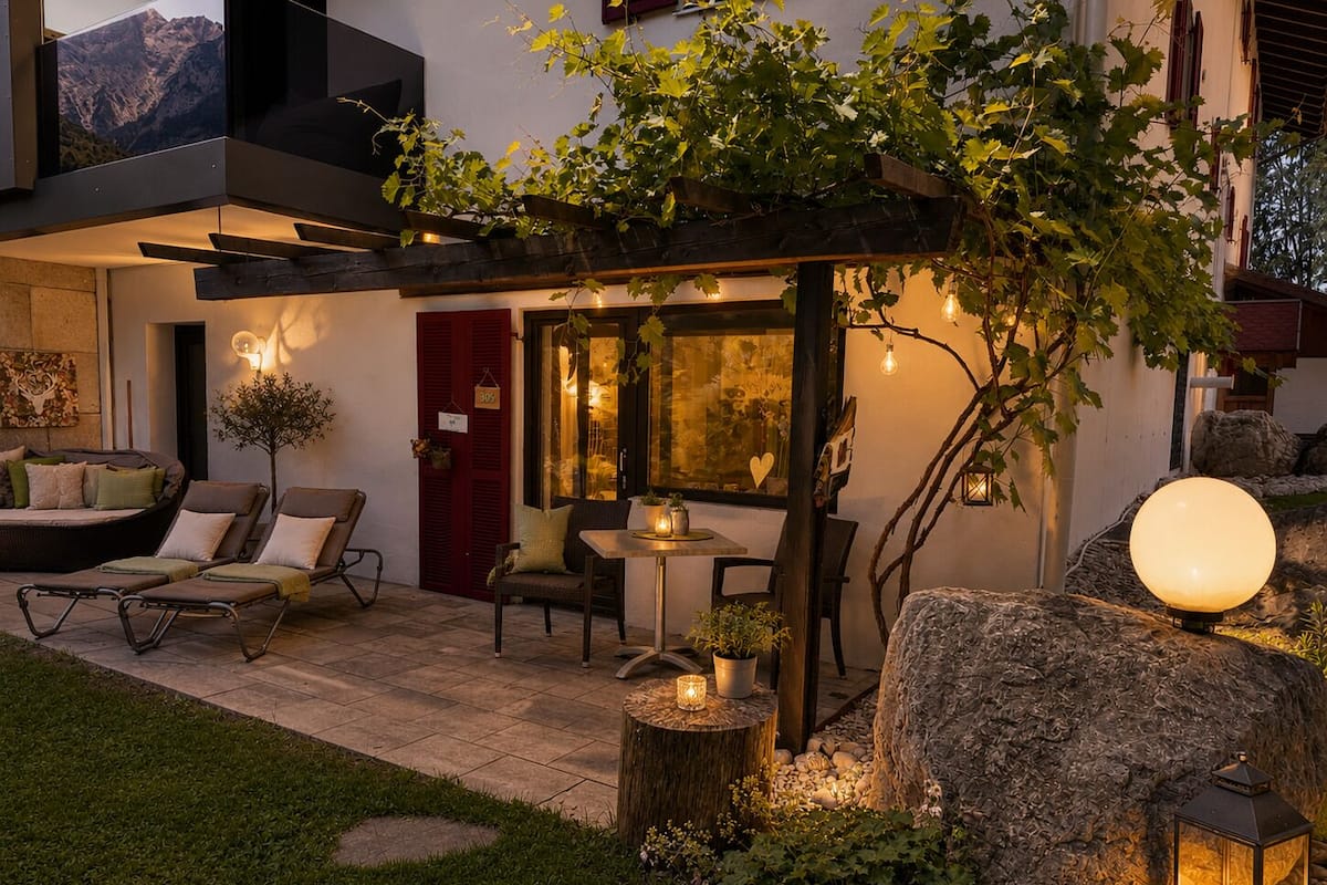 ห้องจูเนียร์สวีท, เตียงควีนไซส์ 1 เตียง, ระเบียง, วิวสวน | เครื่องนอนระดับพรีเมียม, ผ้านวมขนเป็ด, ตู้นิรภัยในห้องพัก