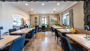 Petit déjeuner buffet (28.50 EUR par personne)