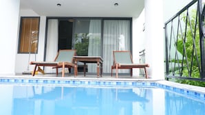 3 つの屋内プール、屋外プール、プール パラソル、サンラウンジャー