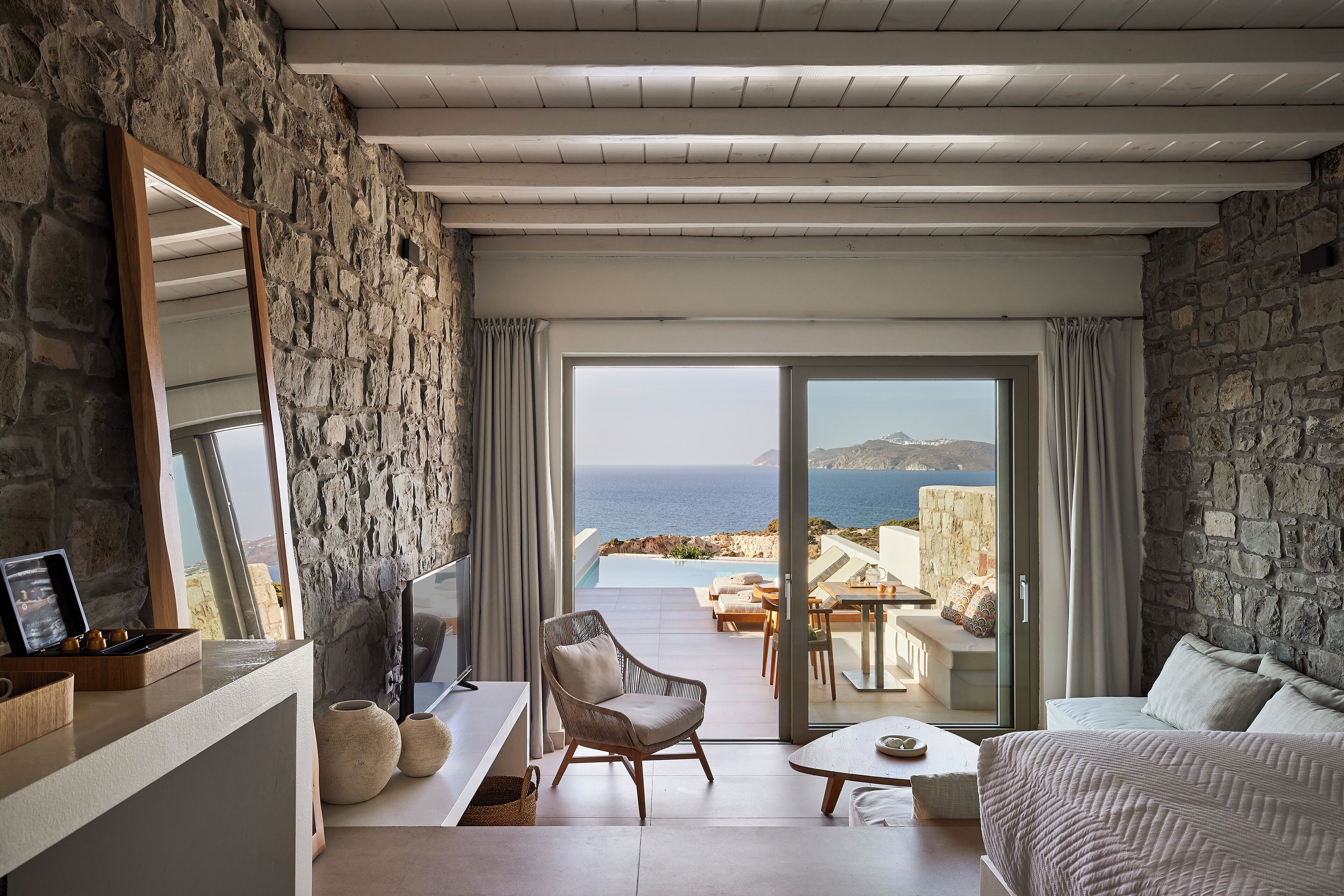 Grand Suite with private pool and sea view | Área de sala de estar | Televisión de pantalla plana de 45 pulgadas con canales digitales 