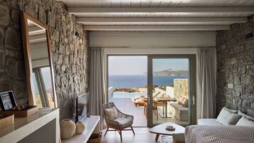 Grand Suite with private pool and sea view | Área de sala de estar | Televisión de pantalla plana de 45 pulgadas con canales digitales