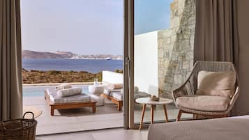 Family Suite with private pool and sea view | Caja de seguridad en la habitación, cortinas blackout y insonorización