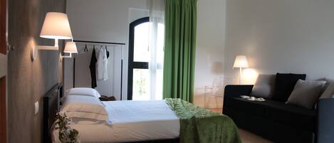 Kamer, bijgebouw (Ciliegeto) | Een minibar, een kluis op de kamer, een bureau, extra bedden