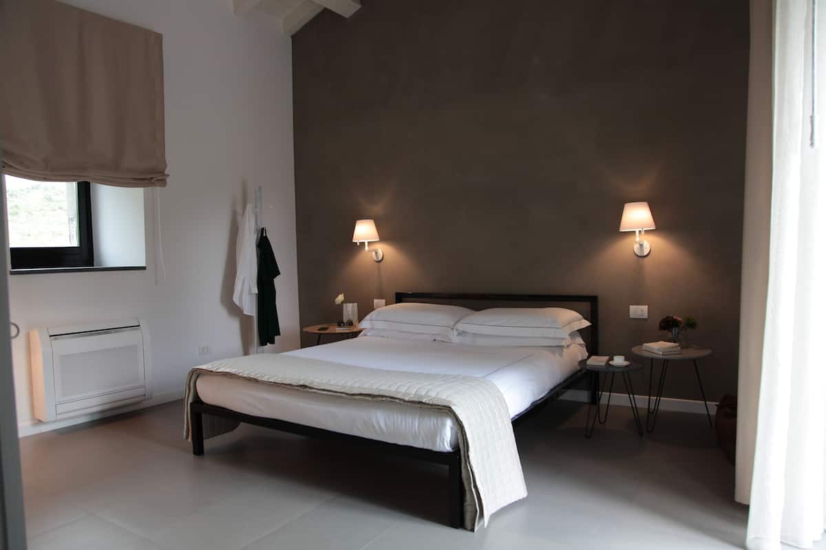 Apartment, 1 Bedroom, Annex Building | Bar mini, peti besi dalam bilik, meja, katil lipat simpan/tambahan