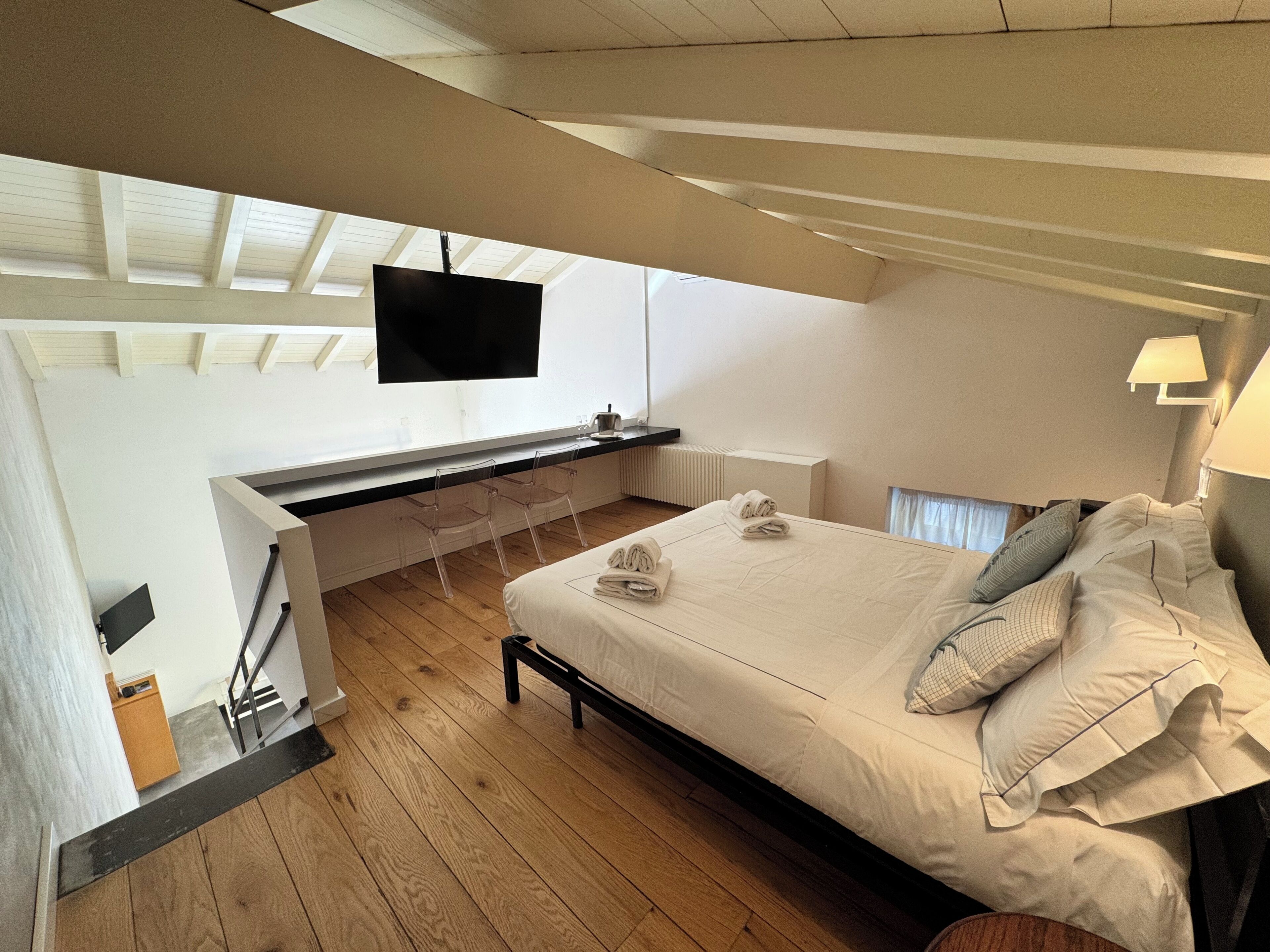 Habitación doble, vista al mar | Minibar, caja de seguridad en la habitación, escritorio y camas extra 