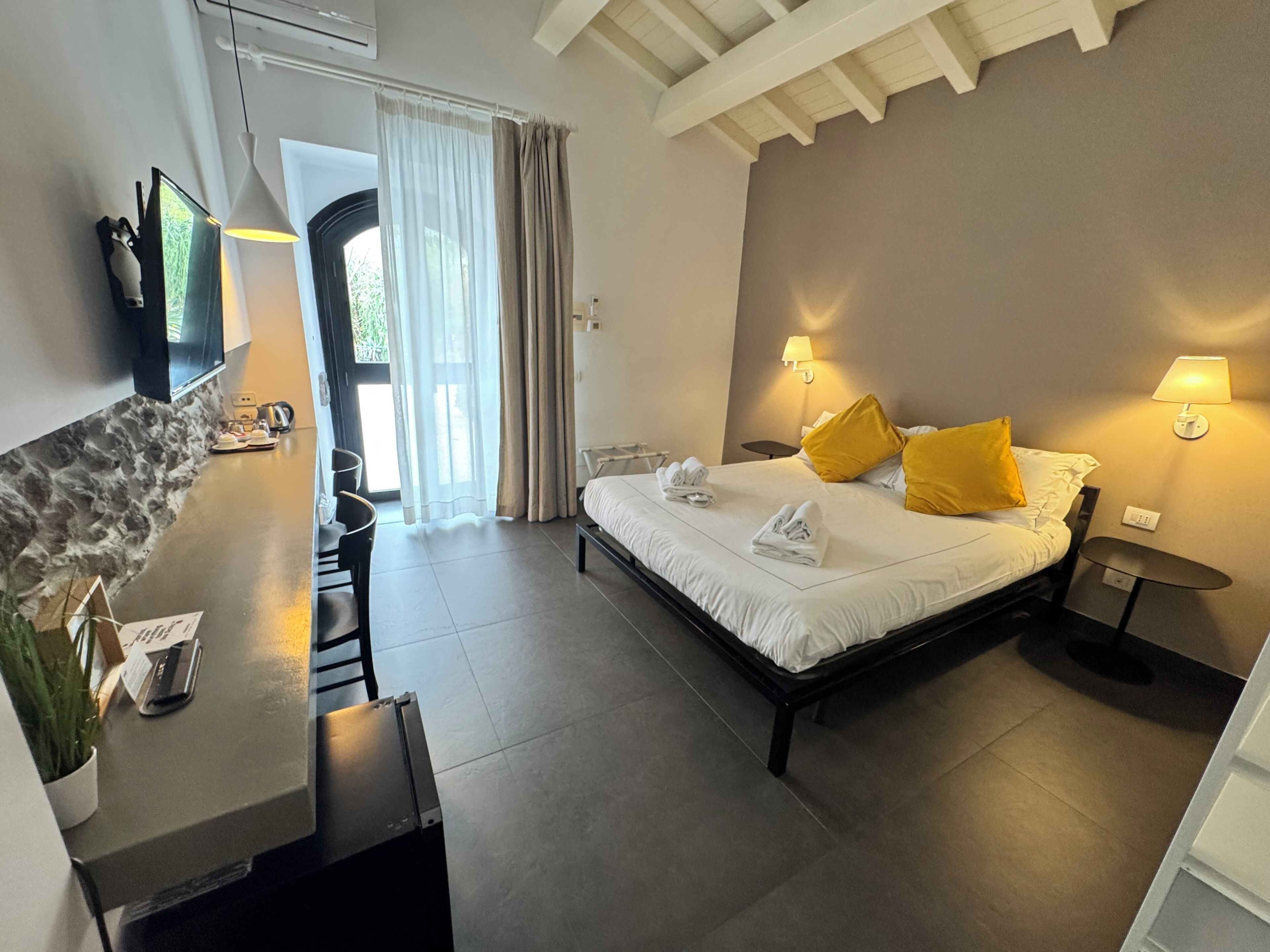 Habitación doble (Lato Etna) | Minibar, caja de seguridad en la habitación, escritorio y camas extra 