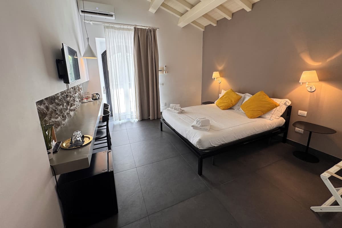 Double Room (Lato Etna) | Bar mini, peti besi dalam bilik, meja, katil lipat simpan/tambahan