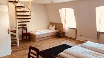 Bureau, lits bébé (en supplément), lits pliants/supplémentaires