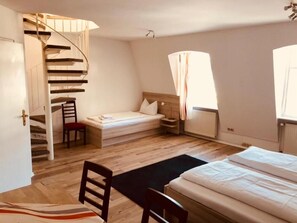 Bureau, lits bébé (en supplément), lits pliants/supplémentaires