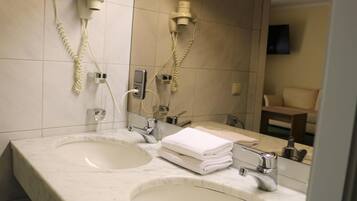 Douche, serviettes fournies