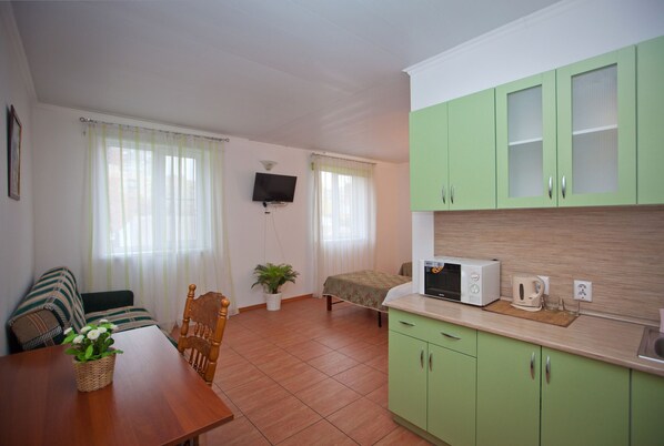 Kamar Twin Standar | Dapur kecil pribadi | Lemari es, microwave, dan mesin pembuat kopi/teh