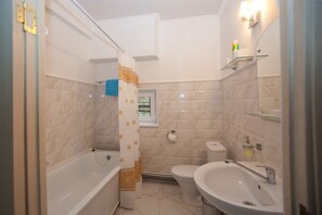 Apartemen Klasik, 1 kamar tidur, dapur | Kamar mandi | Shower, perlengkapan mandi gratis, pengering rambut, dan sandal