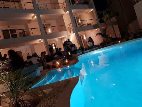 Una piscina al aire libre de temporada
