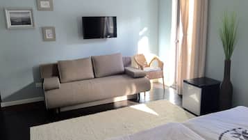 Family Triple Room, Mountain View | Free cribs/infant beds, free WiFi, bed sheets