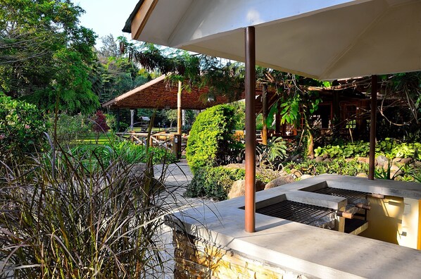 BBQ/picnic Area - Arumeru River Lodge (Arusha)