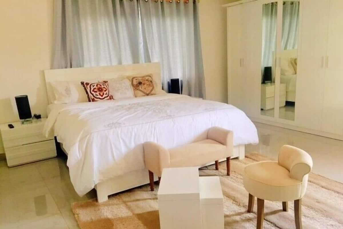 Tempur-Pedic beds, desk, WiFi (free), individually decorated