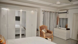 Tempur-Pedic beds, desk, free WiFi, individually decorated - Empire State Hotel (Accra)
