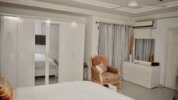 Camas Tempur-Pedic, decoración personalizada, escritorio y wifi gratis