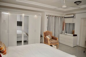 Tempur-Pedic beds, individually decorated, desk, free WiFi