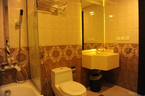 Chambre Double Standard | Salle de bain | Articles de toilette gratuits, sèche-cheveux, serviettes fournies