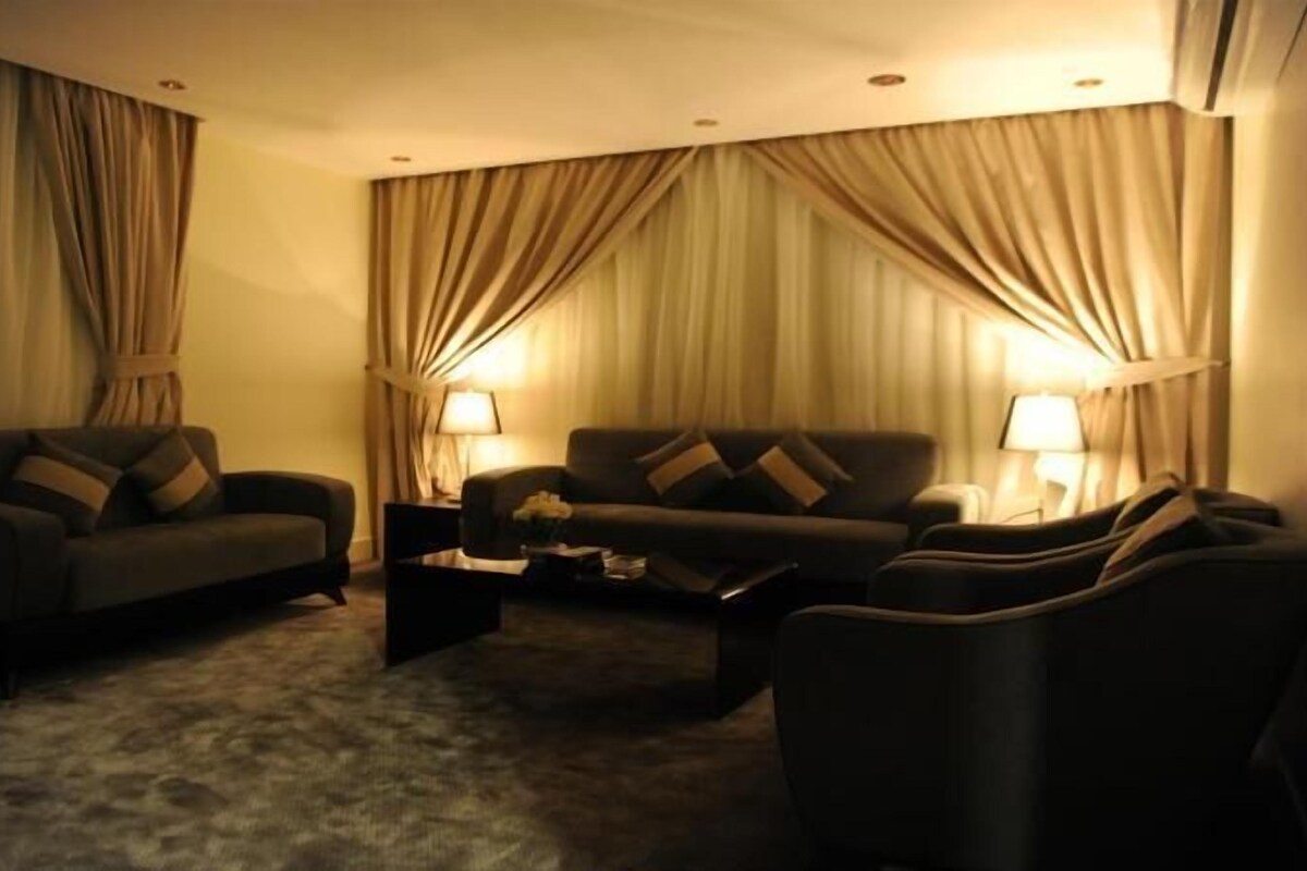 Appartement, 2 chambres | Coin séjour | Télévision LED de 42 pouces avec chaînes par satellite, télévision