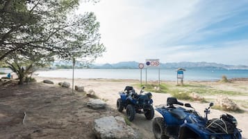 Pantai di sekitar dan pasir putih